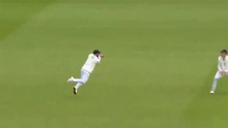 Ben Duckett Takes Superb Flying Catch To Dismiss Shardul Thakur on Day 2 of IND vs ENG 4th Test 2025 in Manchester (Watch Video)