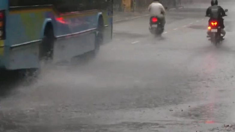 Delhi Rains: Heavy Rainfall Lashes Several Parts of National Capital, Commuters Experience Waterlogging and Traffic Snarls (Watch Videos)
