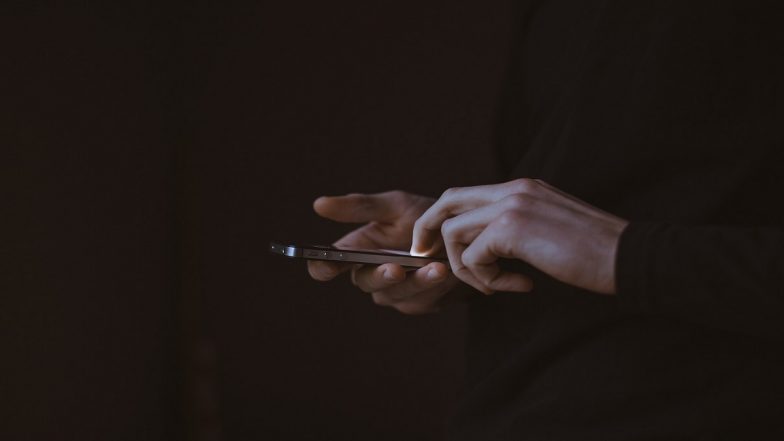 Gay Date Goes Wrong in Varanasi: Man Clicks Nude Photos of Doctor, Extorts INR 8 Lakh After Victim Connects With Him on Gay Dating App