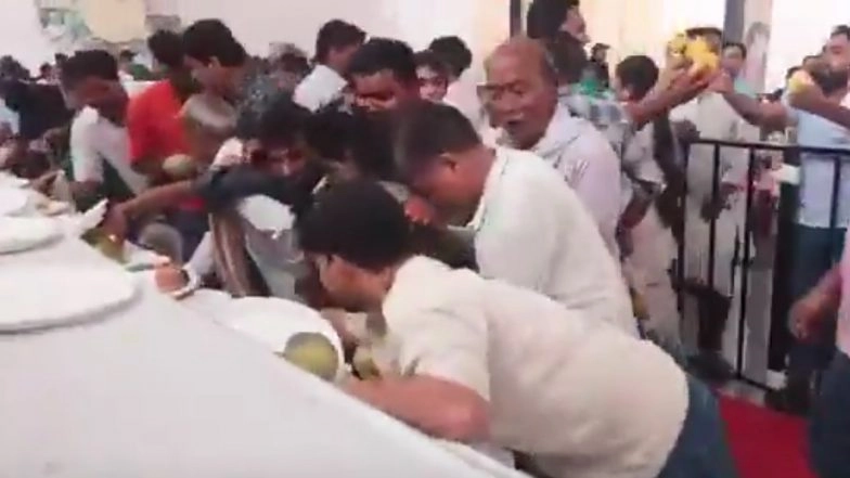 'Aam Looto Mahotsava': Lucknow Aam Mahotsav Ends in Chaos As People Scramble To Steal Mangoes, Netizens React to Viral Video