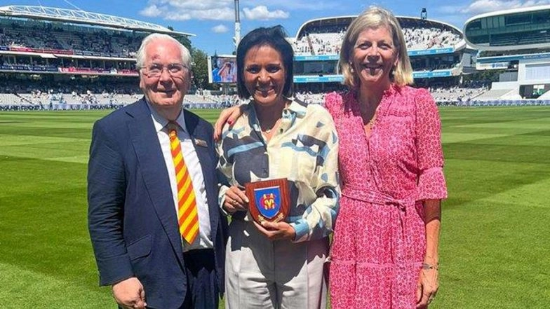 Mel Jones Receives Spirit of Cricket Award for Helping Afghanistan Women’s Cricket Team in Australia