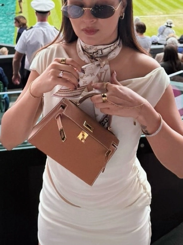 A tan Hermès Kelly bag added understated luxury to her already polished ensemble.