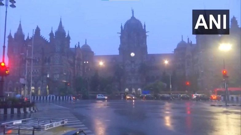 Mumbai Rains: Heavy Rainfall Lashes Parts of City As Western and Central Suburbs Brace for More Downpour (Watch Videos)
