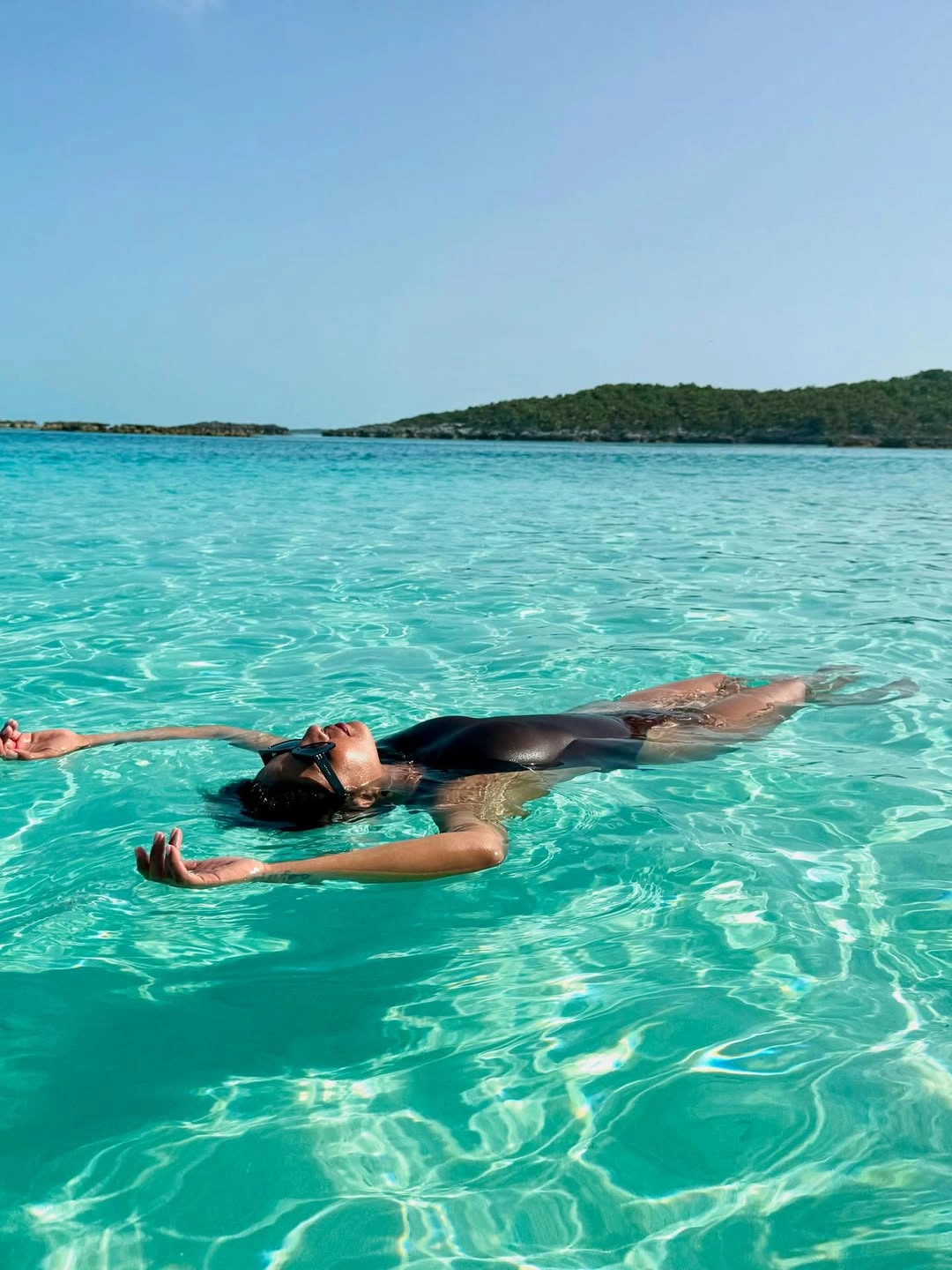 The minimalist design and sharp silhouette make this look a perfect blend of glamour and grace.