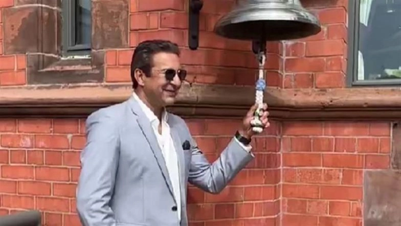 Wasim Akram Rings Five-Minute Bell at Old Trafford To Kick Off Day Three Proceedings of IND vs ENG 4th Test 2025 (Watch Video)