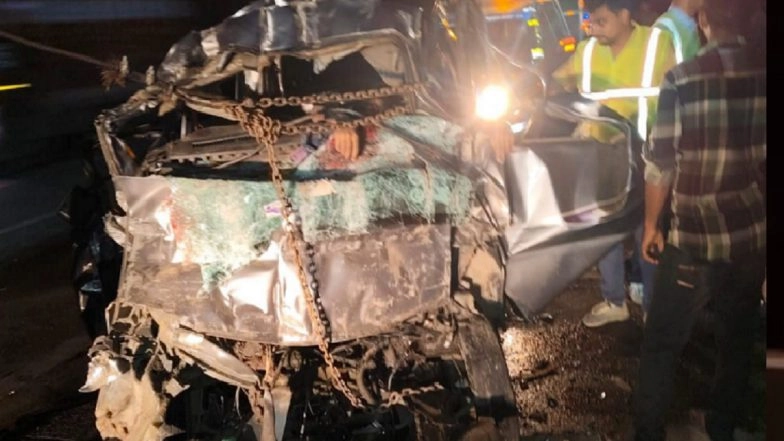 Mathura Road Accident: 6 Killed As Mini-Van Crashes Into Truck on Yamuna Expressway in Uttar Pradesh (Watch Videos)