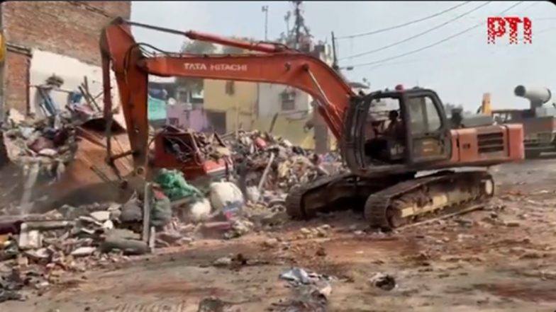 Delhi Building Collapse: 3-Storey Building Collapses in Bada Hindu Rao Area; 1 Dead (Watch Video)