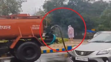 ‘Bhopal Does It Again’: Viral Video Shows Nagar Nigam Employees Watering Plants in the Rain, Netizens Take Jabs at Their ‘Commitment’