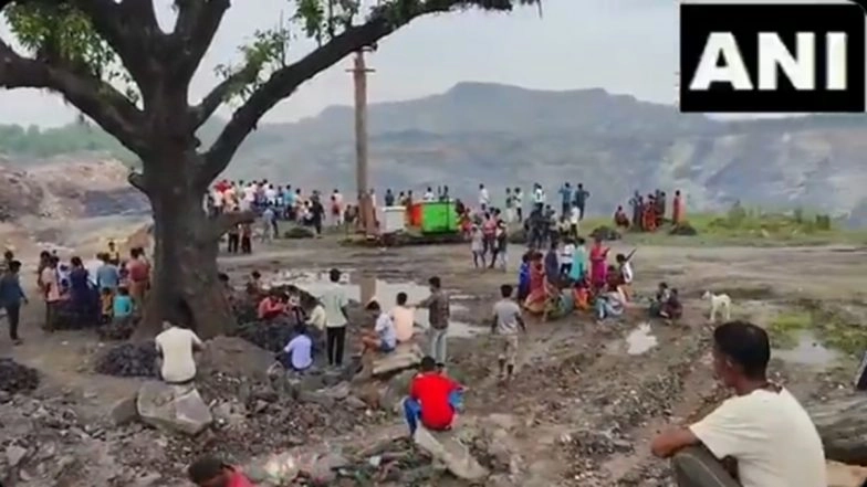 Jharkhand Coal Mine Accident: 4 Dead, More Feared Trapped After Portion of Coal Mine Collapses in Ramgarh District (Watch Videos)