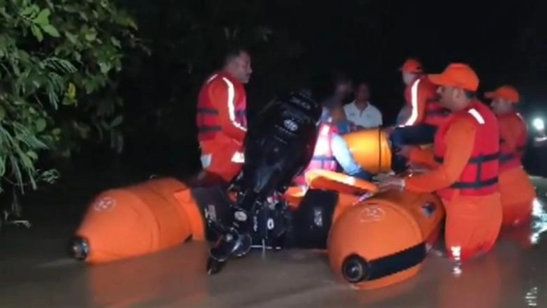 Valsad Rains: Car Swept Away in Desai Creek, NDRF Launches Search After Driver Rescued, Wife and Child Missing (Watch Videos)