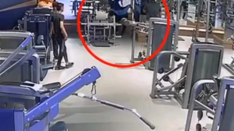 Sudden Death Caught on Camera in Pune: Man Collapses Mid-Workout at Chinchwad Gym, Dies; Heart Attack Suspected (Watch Video)