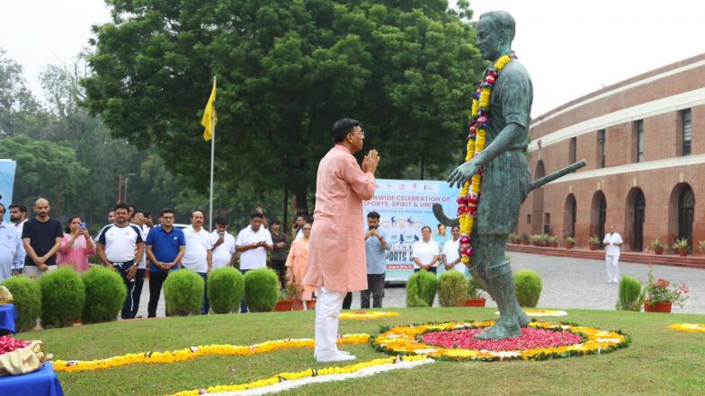 Mansukh Mandaviya Pays Floral Tribute to Major Dhyan Chand on Occasion of National Sports Day 2025 (See Post)