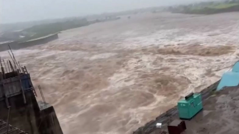 Nanded: Cloudburst Triggers Flash Floods in Mukhed, SDRF and Army Teams Launch Rescue Operations (Watch Video)