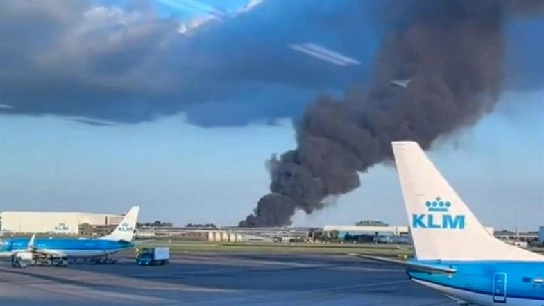 Amsterdam Fire: Massive Blaze Erupts at Warehouse Near Schiphol Airport, Video Shows Large Plume of Black Smoke