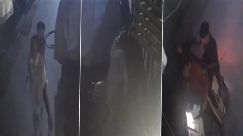 Chain Snatching Caught on Camera in Delhi: Man Strangles Woman, Snatches Jewellery, Flees With 2 Scooter-Borne Associates in Shakarpur; Horrifying Video Surfaces