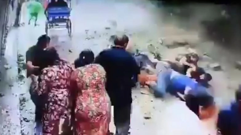 Haridwar Landslide: 3 Men Narrowly Escape With Minor Injuries After Debris Falls on Bike Near Har Ki Pauri in Uttarakhand; Terrifying Video Surfaces