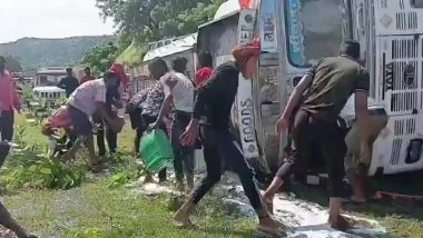 Diesel Loot in Sonbhadra: Tanker Overturns in Markundi Valley After Brake Failure, Locals Rush With Buckets and Bottles as 20,000 Litres Spills on Road (Watch Video)