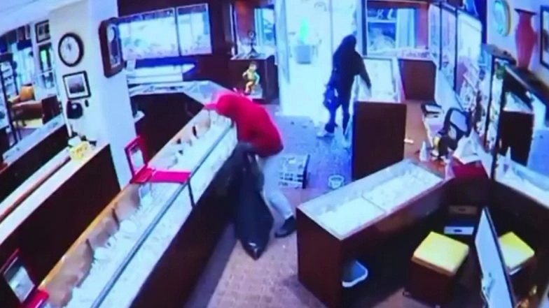 US: 4 Masked Robbers Threaten Jewellery Store Staff With Taser and Bear Spray Before Making Off With USD 2 Million in Seattle; CCTV Video Surfaces