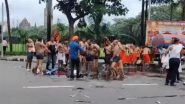 Maratha Morcha in Mumbai: Reservation Protesters Seen Bathing in Middle of Road Near Cooperage Bandstand Garden in Fort, Video Goes Viral