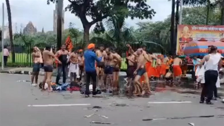 Maratha Morcha in Mumbai: Reservation Protesters Seen Bathing in Middle of Road Near Cooperage Bandstand Garden in Fort, Video Goes Viral