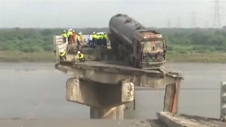 Gambhira Bridge Collapse News Update: Operation Underway To Retrieve Truck Nearly a Month After Tragedy That Killed 20 in Gujarat (Watch Video)