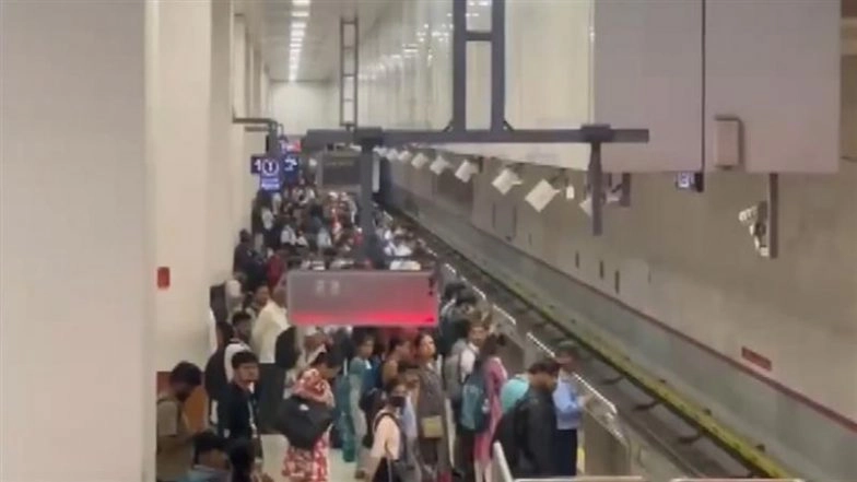 Karnataka Bus Strike: Bengaluru Metro Sees Heavy Rush After KSRTC Employees Start Bandh Across State (Watch Videos)