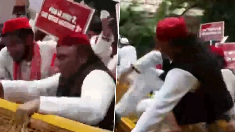 Akhilesh Yadav Jumps Over Police Barricade During INDIA Bloc Leaders’ March to EC Office in Delhi Over Bihar SIR, 'Voter Fraud' Allegations (Watch Video)