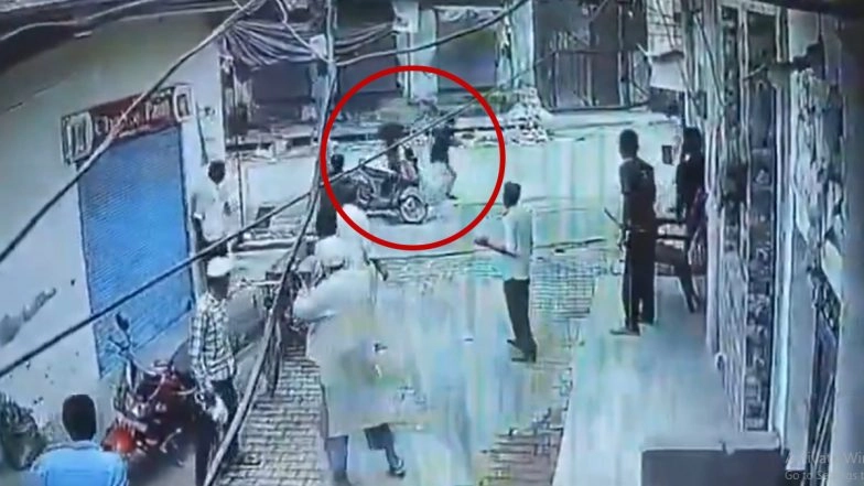Meerut Murder Caught on Camera: 2 Bike-Borne Assailants Shoot Dead Cook Returning Home After Dropping Daughters at School in Broad Daylight, Cops Launch Manhunt As Disturbing Video Goes Viral