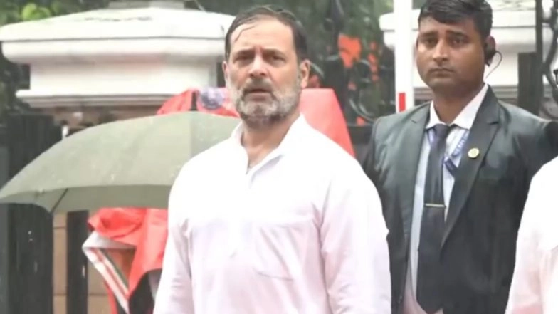 Rahul Gandhi Braves Heavy Rain As He Sings National Anthem at Congress Headquarters on Independence Day 2025, Video Goes Viral