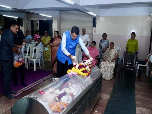 India News | Maharashtra CM Devendra Fadnavis Pays Respects to Mortal Remains of Pramila Tai Medhe in Nagpur
