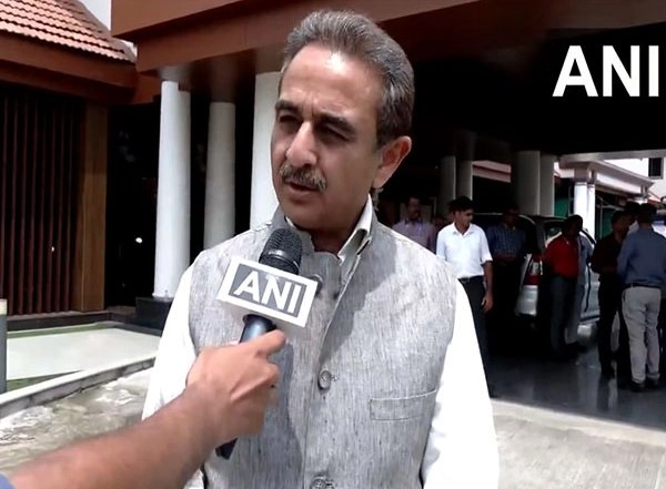World News | Indian Embassy, Consulates Working to Assist Stranded Workers in Saudi Arabia: Govt