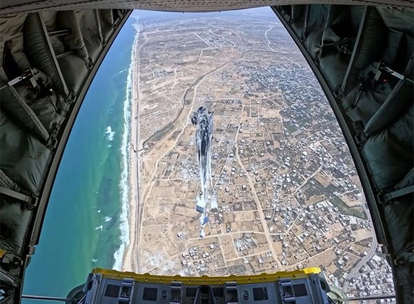 World News | UAE, Jordan Lead Airdrop Operation of Humanitarian Aid in Gaza Alongside France, Germany, Italy and Spain