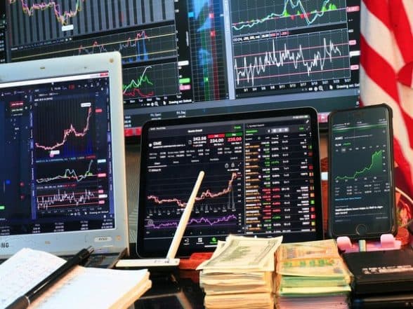 Business News | US, European Stock Markets Tumble on Trump's Tariff Move; Amazon & Apple Shares Face Heavy Selling