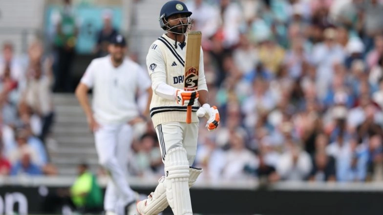 Sports News | Cricket Fan Changes Red Shirt in Stands After Jadeja Gets Distracted During Fifth Test