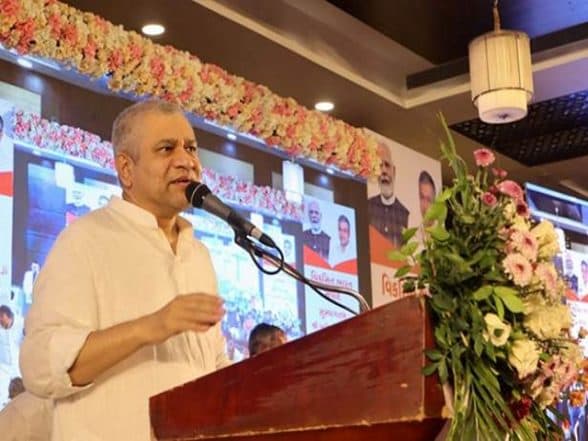 India News | Gujarat: Union Minister Ashwini Vaishnaw Holds 'Viksit Bharat Samvad' with Traders, Merchants in Bhavnagar