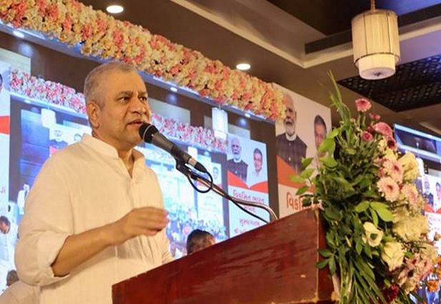 India News | Gujarat: Union Minister Ashwini Vaishnaw Holds 'Viksit Bharat Samvad' with Traders, Merchants in Bhavnagar