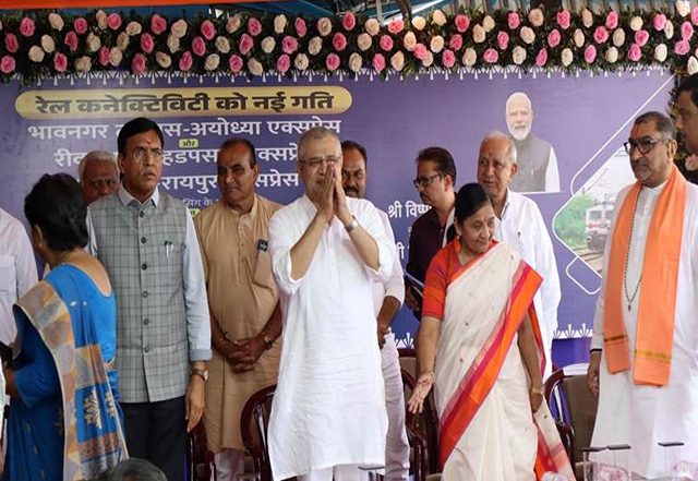 India News | Union Railway Minister Ashwini Vaishnaw Announces Development of Two New Railway Terminals and Port Container Terminal in Bhavnagar