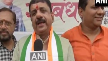 India News |  BJP MP Alok Sharma Distributes Helmets as Part of Road Safety Measure Ahead of Raksha Bandhan in Bhopal
