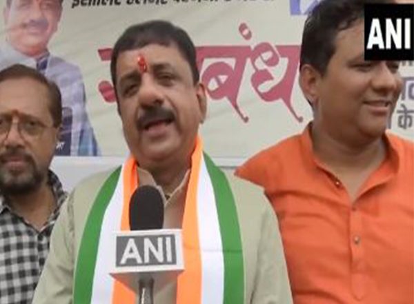 India News |  BJP MP Alok Sharma Distributes Helmets as Part of Road Safety Measure Ahead of Raksha Bandhan in Bhopal