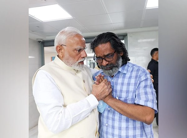 India News | Jharkhand Former CM Shibu Soren's Demise: PM Modi Pays Homage at Delhi Hospital, Meets with Grieving Kin