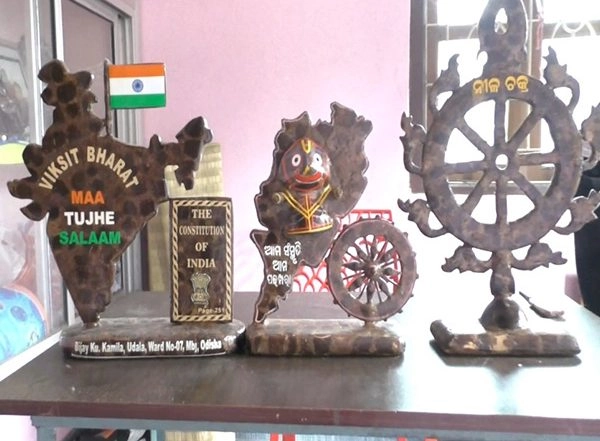 India News | Garage Mechanic from Odisha Transforms Discarded Coconut Shells into Art
