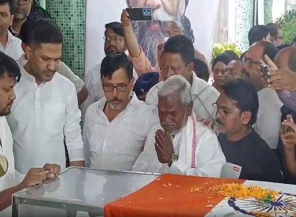India News | Jharkhand: Champai Soren Breaks Down While Paying Last Respects to JMM Founder Shibu Soren