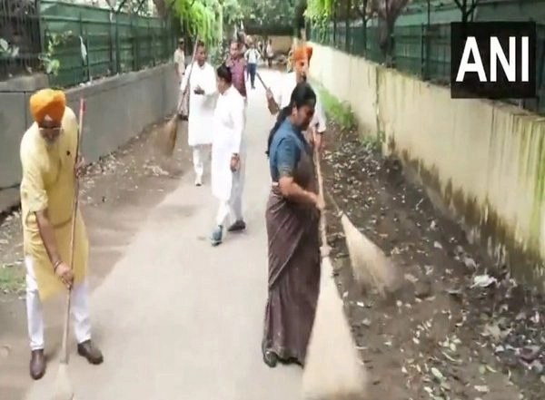 India News | Delhi CM Rekha Gupta Participates in Cleanliness Drive in Timarpur Area