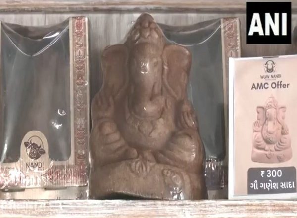 India News | Gujarat: Ahmedabad Municipal Corporation Promotes Usage of Eco-friendly Ganesha Idols Made of Cow Dung and Clay