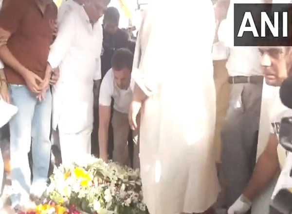 India News | Lok Sabha LoP Rahul Gandhi Pays Last Respects to Former J-K Governor Satyapal Malik in Delhi