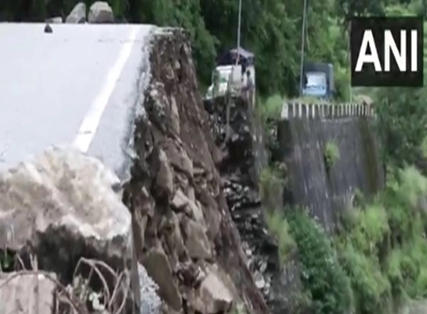 India News | Uttarakhand: Portion of a Road Collapses at Maniri in Uttarkashi