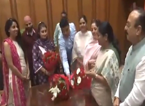 India News | Delhi: Parents Meet CM Rekha Gupta on School Education Bill; Express Gratitude
