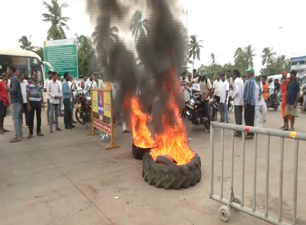 India News | BJD Blocks the Bhubaneswar-Puri Road at Pipili Toll Gate, Demanding Justice in Balagam Case