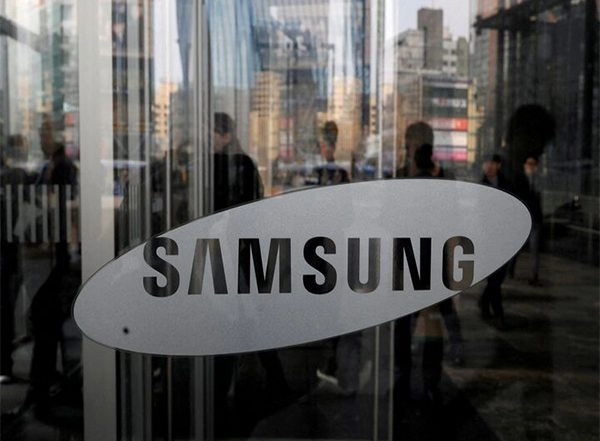 World News | Samsung Electronics Shares Gain on Apple Chip Deal