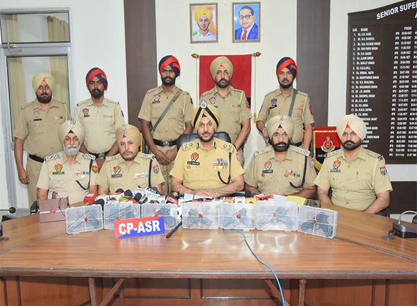 India News | Punjab: Cross Border Arms Smuggling Network Busted in Amritsar; Four Held with 7 Pistols